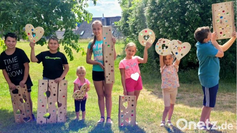 Die Kinder präsentieren ihre gebastelten Sonnenfänger. Bild: Baumer/exb