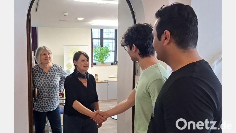 Das Integrationsbüro der Diakonie im Alten Rathaus in Weiden ist für Migranten eine wichtige Anlaufstelle. Hier heißen Integrationslotsin Stefanie Wildenrother (Mitte) und ihre Kollegin Astrid Baierl Matthias und Nima aus dem Iran willkommen. Bild: Jessica Fechner