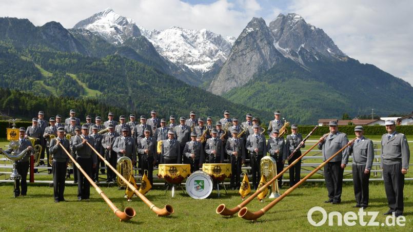 Das Gebirgsmusikkorps aus Garmisch-Partenkirchen bietet sinfonische Blasmusik im Schlosshof im Sulzbach-Rosenberg. Bild: Karlheinz Wedhorn/Bundeswehr