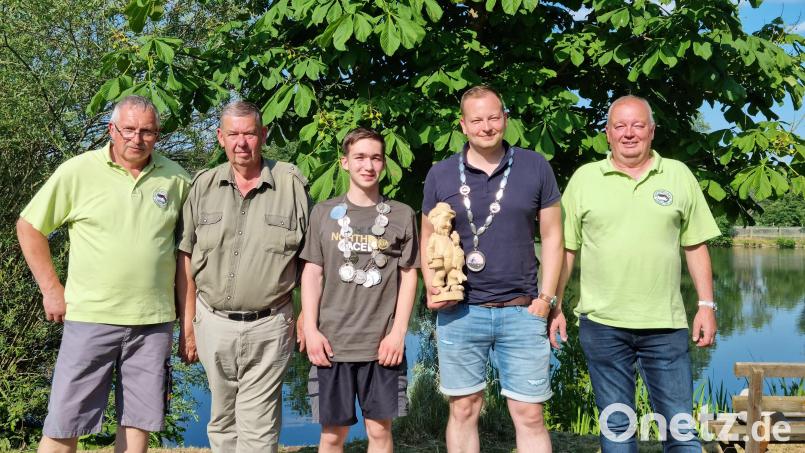 Quirin Huber (Mitte), Fischerkönig Jugend und Tobias Plate (Zweiter von rechts), Fischerkönig Senioren mit der Vorstandschaft des Sportanglerbund Weiden. Bild: Jennifer König/exb