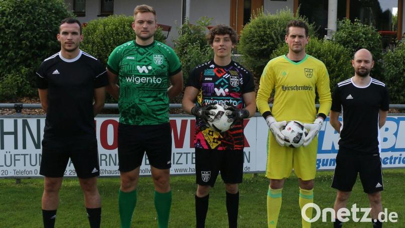 Das neue Trainerduo des 1. FC Rieden, Albert Sejdiu (links) und Benjamin Kruppa (rechts), mit den Neuzugängen (von links) Daniel Wein, Ben Lontke und Markus Weigert. Bild: Richard Weigert
