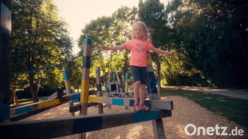 Eine Szene aus dem Video, die am Spielplatz in der Parkanlage Schwanenwiese gedreht wurde. Auf emotioneller Ebene funktioniert der Inhalt des Spots, mit dem die kinderärztliche Versorgung in Waldsassen verbessert werden soll. Bild: Dominik Garban/exb