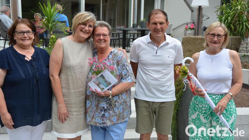 Karin Zeidler (Mitte) aus Melsungen in Hessen hat in den vergangenen 30 Jahren viele Urlaube am Heindlhof in Poxdorf verbracht. Von links Roswitha Schmeller (Gäste-Info) mit den Vermietern Claudia und Günter Fuhrmann sowie Ursula Stingl, Leiterin der Gäste-Info. Bild: jr