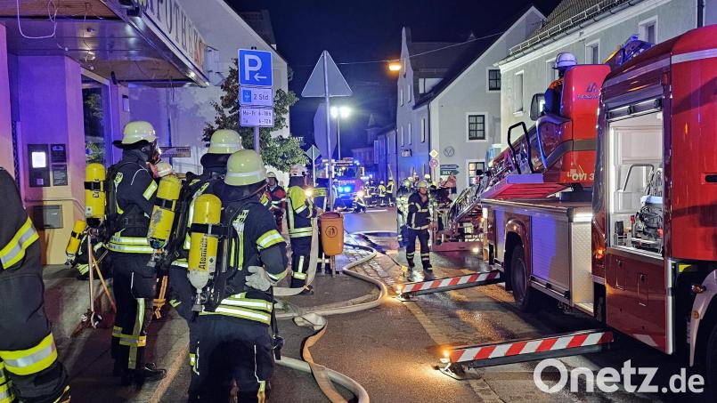 Rund 100 Kräfte der Feuerwehren, des Roten Kreuzes und der Polizei waren bei dem Brand im Einsatz. Bild: Georg Schmid/exb