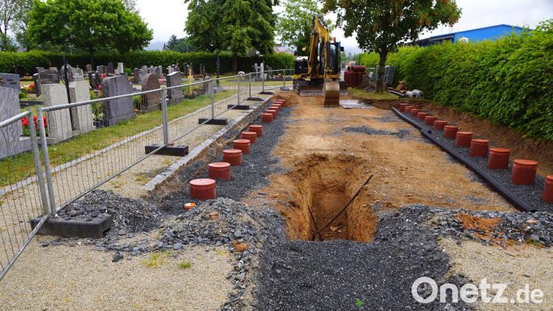 Ein Urnenfeld mit 24 Bestattungsplätzen entsteht derzeit auf dem Friedhof von Immenreuth. Zahlreiche weitere Arbeiten stehen im Gemeindegebiet an. Bild: bkr