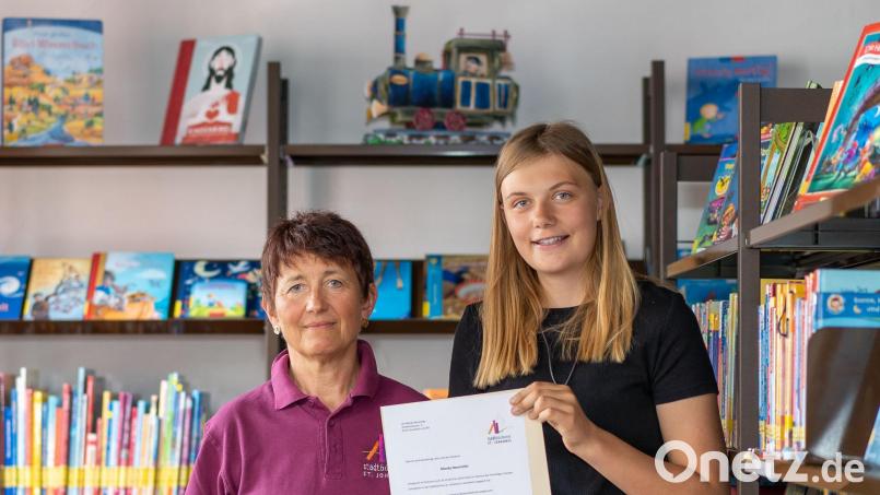 Büchereileiterin Claudia Schnödt (links) überreicht Mandy Neumüller ihr Zertifikat. Bild: Heinz Schmid/exb