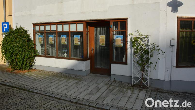 Noch heuer soll das Provisorium „Dorfladen“ am Bad Neualbenreuther Marktplatz eröffnen. Bürgermeister Klaus Meyer rechnet mit der Eröffnung im vierten Quartal diesen Jahres. Bislang haben die Bürger schon Anteile in Höhe von 107.000 Euro gezeichnet. Bild: jr