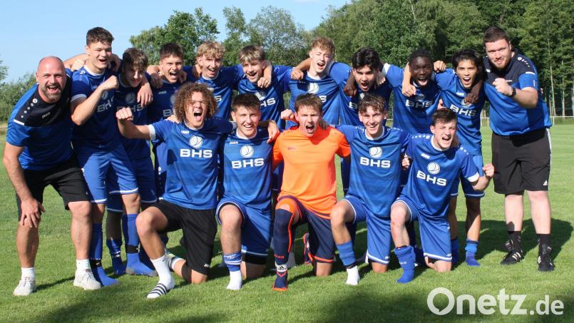 So jubeln Landesliga-Aufsteiger: Die B-Junioren der SpVgg SV Weiden und Trainer Michael Solter-Schlechte (links) freuen sich über die BOL-Meisterschaft und den Aufstieg. Bild: Frank Magdeburg