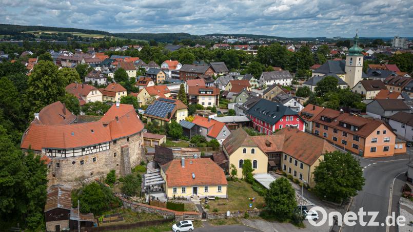 Die Stadt Waldershof hat sich in den zurückliegenden Jahrzehnten hervorragend entwickelt. Hier ein Blick auf das Schloss und den Ortskern mit dem neuen Rathaus und der alten Kirche Sankt Sebastian. Bild: Wolfgang Erhart/exb