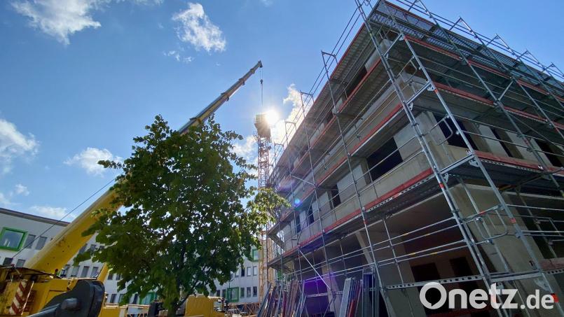 Der Rohbau für das Büro- und Geschäftsgebäude an der Regensburger Straße in Amberg ist fertig. Bild: upl