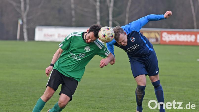 Der SV Plößberg (links Tobias Walter, der seine Karriere beendet hat) geht künftig in der Kreisklasse nicht mehr als eigenständiger Verein, sondern als Spielgemeinschaft mit dem Nachbarn SV Schönkirch an den Start. Archivbild: Gebert