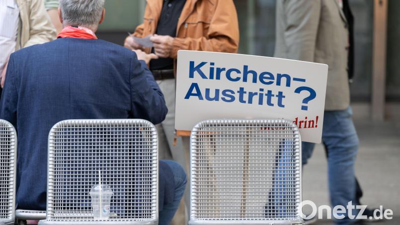 Mehr als eine halbe Million Menschen sind 2022 aus der katholischen Kirche ausgetreten. Die Zahl der Kirchenaustritte lag bei 522 821, wie die Deutsche Bischofskonferenz (DBK) am Mittwoch in Bonn mitteilte. Im bisherigen Rekordjahr 2021 waren es 359 338. Bild: Marijan Murat/dpa