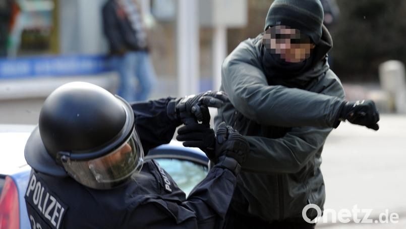 Besorgniserregend findet man bei Nabburger Polizei inzwischen die Gewalt gegen Polizeibeamte. Allein 18 solcher Fälle gab es 2022 im Zuständigkeitsbereich der Nabburger Beamten, mehr als doppelt so viele wie im Vorjahr. Symbolbild: Carsten Rehder/dpa