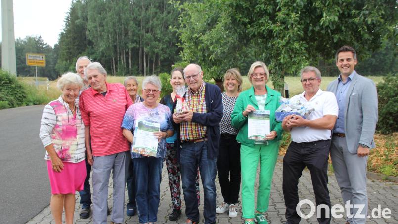 Sigrid und Johann Huber (15 Jahre), Kathrin und Johann Leinauer (zehn Jahre) und Petra und Dieter Panzer (30 Jahre) sind für insgesamt 110 Jahre Treue zum Oberviechtacher Land und zur Hammerschänke geehrt worden (im Bild vorne von links). Ihnen dankten dafür (von rechts) Bürgermeier Rudolf Teplitzky, Sigrid Breitschafter vom Touristik-Büro und die Wirtsleute Andrea Braun sowie Hilde und Herbert Brunner. Bild: frd