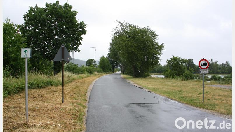Der Fahrzeugverkehr am Kiesibeach-Nordufer bewegt sowohl einen Einwohner, der die Ausweisung von Tempo 30 aus Mitteln des &quot;Bürgerhaushalts&quot; empfahl, als auch Vizebürgermeister Max Schwärzer, der eine wirksame Absperrung der Uferzone für Kraftfahrzeuge als Unfallvermeidungsmaßnahme befürwortete. Bild: bjp