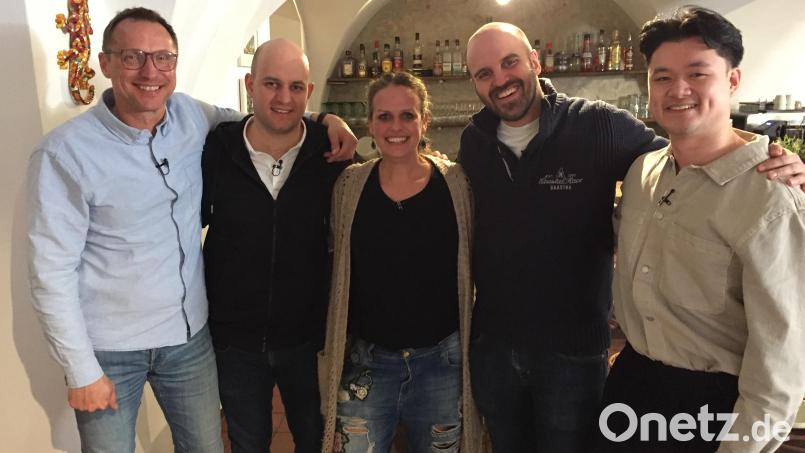 In der Dienstags-Folge sind bei Melanie Röhl (M.) im &quot;Tapas Burglengenfeld&quot; zu Gast: (v.l.) Markus Ordziniak (&quot;Kneitinger im Antoniushaus&quot;), Alejandro Desentis (&quot;Guacamole&quot;), Oliver Michaelis (&quot;Nineofive&quot;) und Tran Nhat Thanh (&quot;The Thai&quot;). Bild: gib