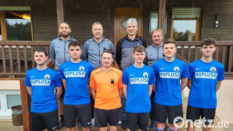 Die nachrückenden Eigengewächse des FC Edelsfeld (vorne von links) Luca Ertl, Max Behringer, Tristan Fischer (reaktiviert), Clemens Heldrich, Benni Graf und Bastian Scharf mit (hinten von links) Reserve-Coach Eric Pridgen, dem neuen Trainer Stephan Schmeller, Vorstand Manfred Pirner und Spartenleiter Robert Pickel. Bild: Manfred Rupprecht