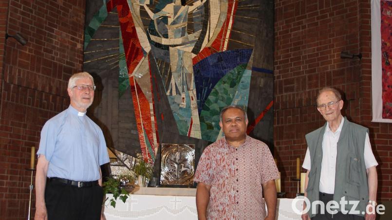 Pater Klaus Kniffki, Pater Präses Yoseph Bugalit Barat und Pater Helmut Stadermann (von links) wohnen im Missionshaus St. Peter. Sie freuen sich auf Sonntag, 2. Juli. An diesem Tag feiern die Steyler Missionare das 60. Jubiläum der Dreifaltigkeitskirche. Bild: heb