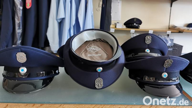 Leere Regalböden neben den Feuerwehruniformen: Im Textilgeschäft Erwin Biersl in Teunz gibt nur noch einen kleinen Restbestand an Schirmmützen „made by Kempf“. Bild: Portner