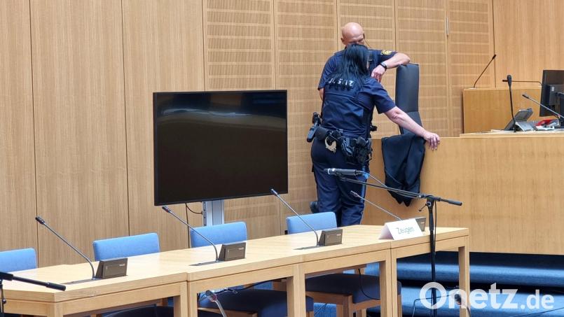 Am Nachmittag steht die polizeiliche Videobefragung des Opfers auf der Tagesordnung. Dafür bereiten die Justizbeamten die Technik vor. Bild: scm