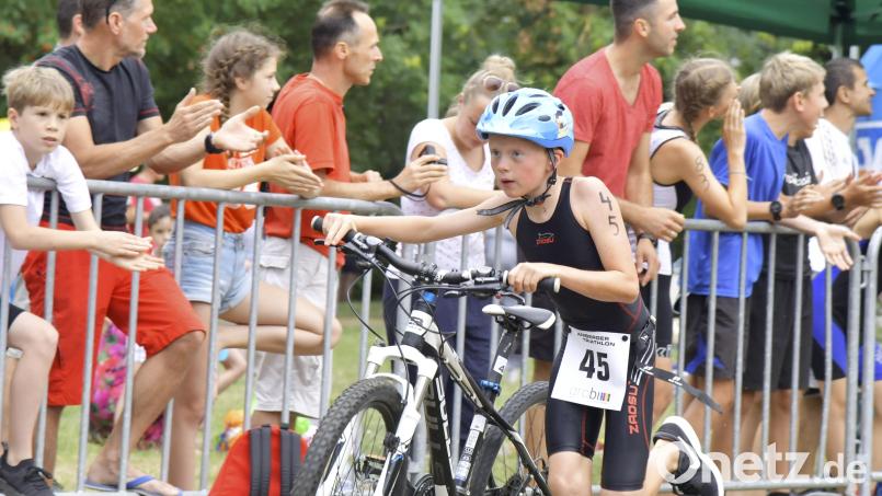 Wie bei den Großen geht es auch beim Piratentriathlon nach dem Schwimmen auf das Fahrrad und abschließend wird noch gelaufen. Archivbild: Hubert Ziegler
