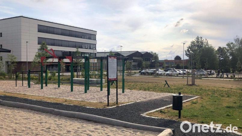 In der Sitzung des Marktrates Wiesau sprach sich Bürgermeister Toni Dutz gegen eine mögliche Containerlösung am Parkplatz des Beruflichen Schulzentrums aus. Die Unterbringung von Asylsuchenden nahe der Schule lehnt das Gemeindeoberhaupt ab. Bild: wro
