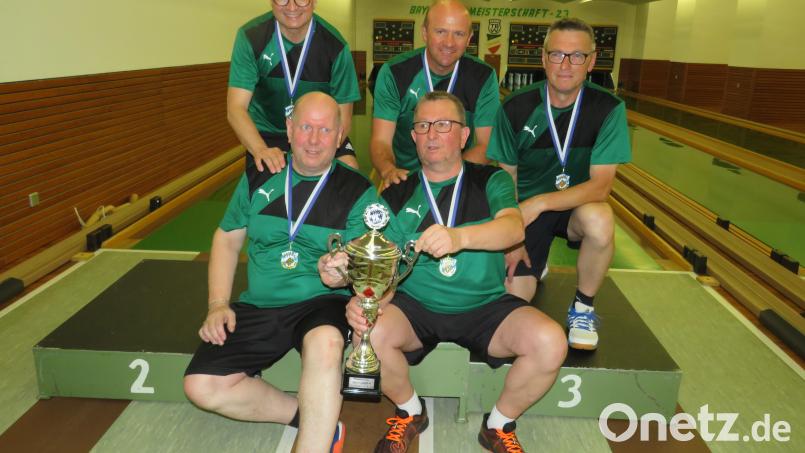 Stolz präsentierten die A-Senioren des SKV Weiden den Siegerpokal. Michael Grünwald, Josef Keller; Thomas Schmidt (hinten von links) sowie Stefan Schmucker und Thomas Hacker (sitzend von links) waren die siegreichen Akteure. Bild: adj