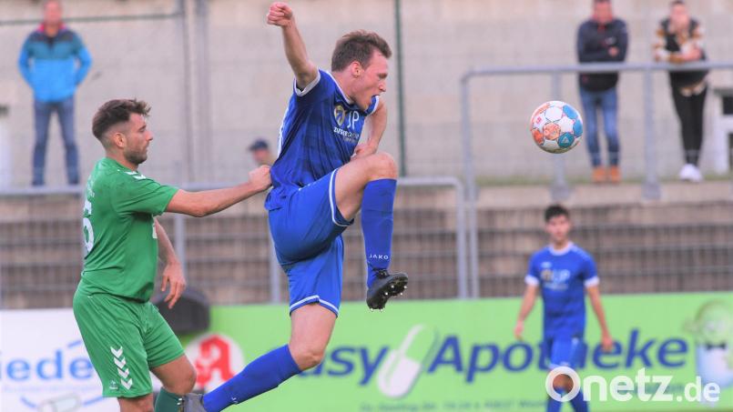 Sven Kopp (blaues Trikot) ist derzeit verletzt, sein Vertrag wurde jetzt dennoch verlängert. Bild: Büttner, Gerhard
