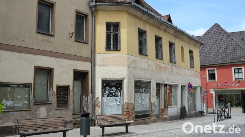 &quot;Luftnummer&quot; Meierhofer-Häuser: Seit Jahren stellt die Stadt Schwandorf Geld bereit für den Erwerb der maroden Gebäude in der Friedrich-Ebert-Straße Doch der Besitzer will nicht verkaufen. Bild: Hirsch