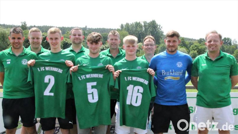 Der neue Trainer des FC Wernberg, Adi Götz (rechts), mit einigen Neuzugängen - Lukas Heinrich (Nummer 2), Christopher Paulus (Nummer 5) und Jonas Schubert (Nummer 16). Bild: FC Wernberg