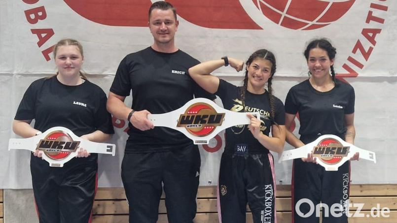 Die erfolgreichen KBC-Kickboxerinnen Laura Paßler, Jenny Wurster und Lucia Beitinger (von links) mit Coach Erich Aul (Zweiter von links) Bild: Sabine Paßler/exb