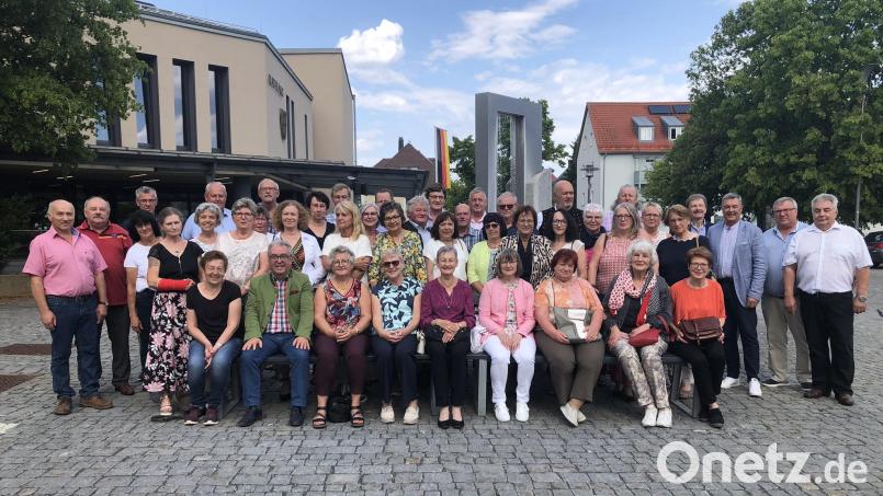 Klassentreffen des Schülerjahrgangs 1957/1958: Mit dabei war auch die ehemalige Lehrerin Petra Huber-Katterfeld (vorne, Zweite von rechts) aus Wiesau. Bild: wro