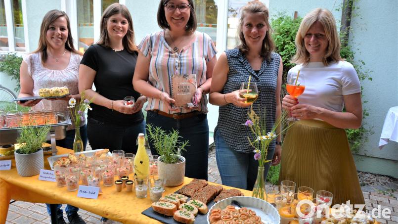 Sie waren federführend an der Neuauflage des neuen Buches „Staazer Küchenschätze“ beteiligt: (von links) Franziska Dietz, Sabrina Göhl, Michaela Burger, Sandra Meierhöfer und Daniela Malzer. Beim kürzlichen Probeessen im Gemeinschaftshaus Kleinsterz fanden die Gerichte großen Anklang. Bild: jr