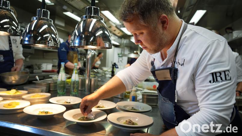 Anton Schmaus richtet sein Gericht in der Küche des &quot;Cheval Blanc&quot; an. Bild: Sebastian Böhm