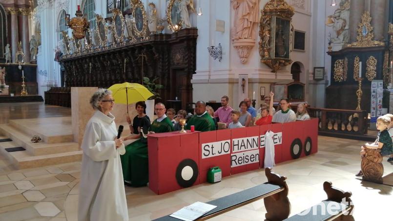 Beim Familiengottesdienst in der Basilika Waldsassen verglich Gemeindereferentin Gertrud Hankl die Pfarrei mit einer Fahrt im Reisebus. Bild: Monika Mittereder/exb