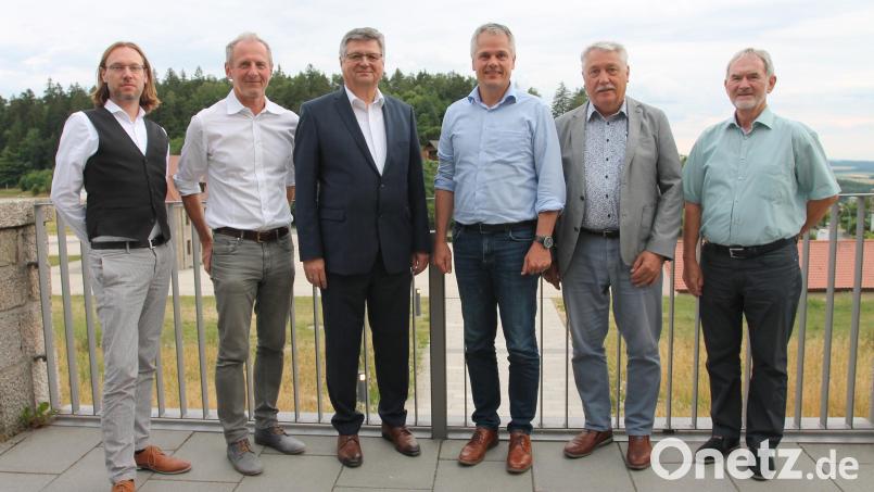 Dekan Karlhermann Schötz (Dritter von links) steht weiter an der Spitze des Fördervereins für die KZ-Gedenkstätte Flossenbürg. Bild: pi