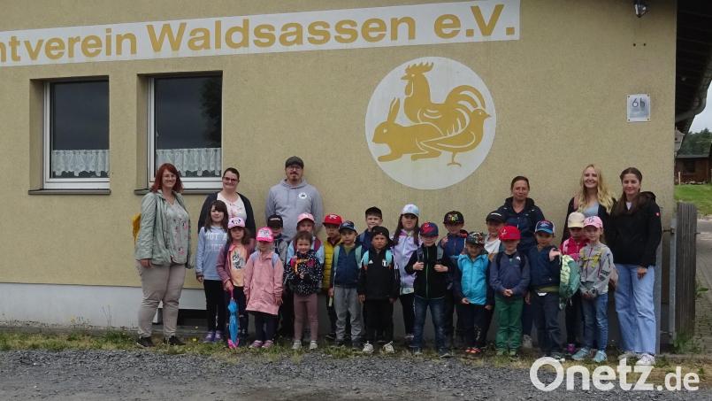 Vorschulkinder des Kinderhauses &quot;Tausendfüßler&quot; in Waldsassen besuchten kürzlich die Kleintierzüchter. Bild: Kinderhaus &quot;Tausendfüßler&quot;/exb