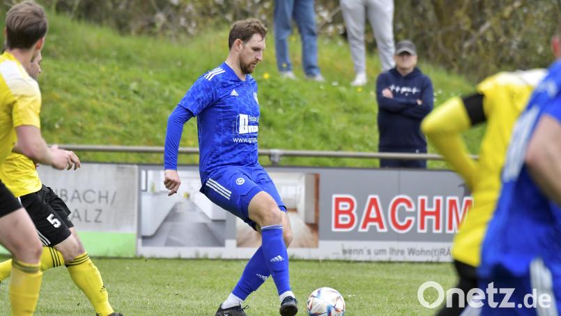 Vor seinem Wechsel nach Auerbach spielte Mario Zitzmann (Mitte) sechs Jahre lang für die DJK Ammerthal. Bild: Hubert Ziegler