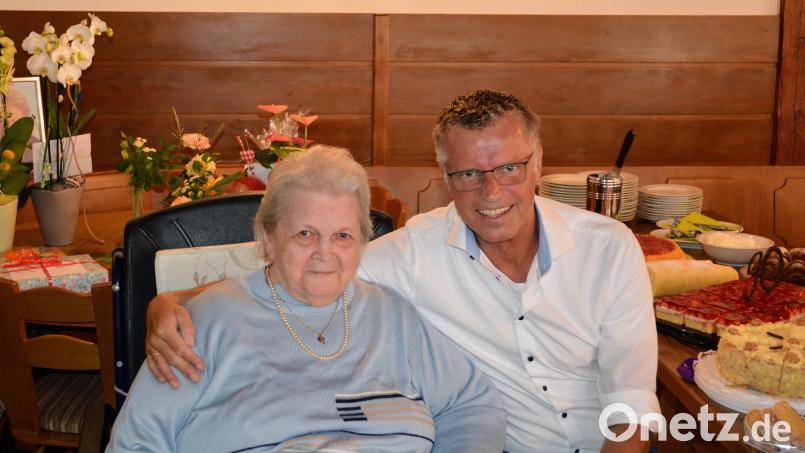 Bürgermeister Hermann Falk gratuliert Berta Schiffl zum 90. Geburtstag. Bild: fdl