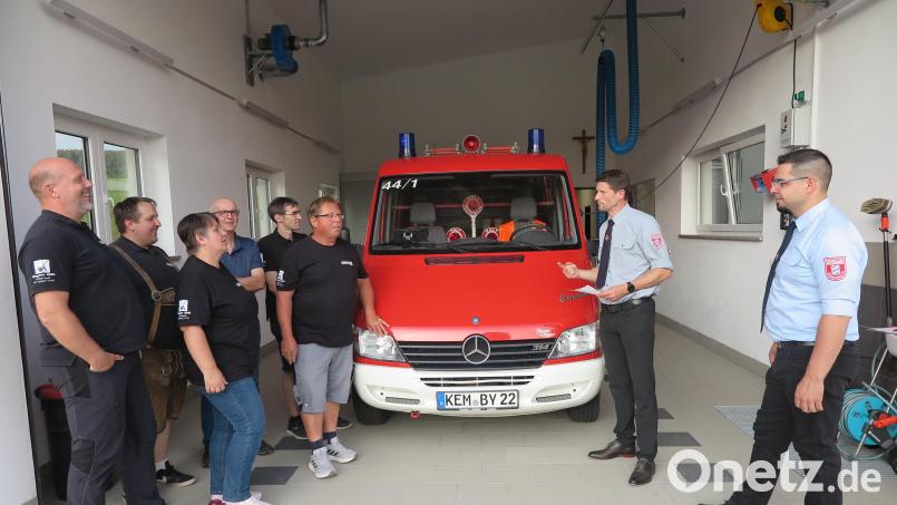 Im Feuerwehrgeräteraum zeigten Günther Heining und Jürgen Plannerer (von rechts) den Besuchern das Tragkraftspritzenfahrzeug (TSF). Bild: jzk