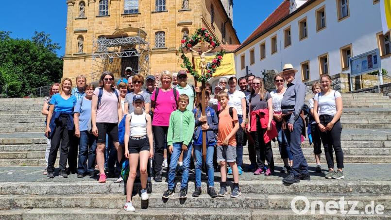 Die Pilgergruppe vor der Wallfahrtskirche auf dem Mariahilberg. Bild:  Susanne Winterl