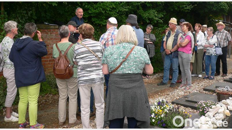 Werner Friedmann beeindruckt mit seinen Erzählungen im alten Judenfriedhof von Weiden. Bild: le