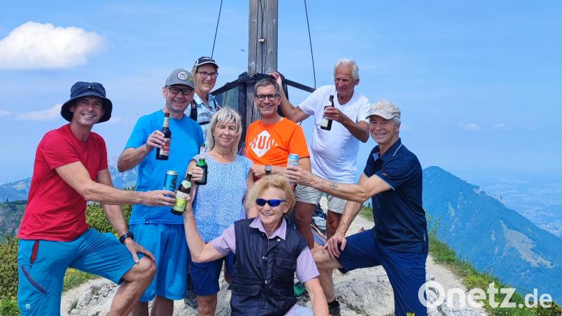 Markus Prechtl, Tourenführer Rainer Rahn, Birgit Schelter, Edith Thurner, Sven Hackl, Christa Watzke, Erwin Walschek und Berthold Lechner (von links) stoßen auf dem 1808 Meter hohen Geigelstein mit einem Gipfelbier an. Bild: Alpenverein Marktredwitz/exb