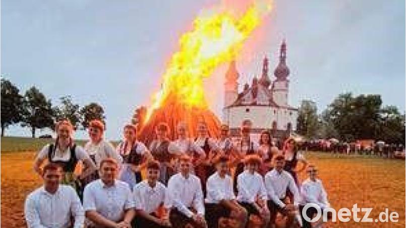 Nahe der Kappl hielt die KLJB Münchenreuth kürzlich ihr traditionelles Johannisfeuer ab. Bild: Lukas Forster