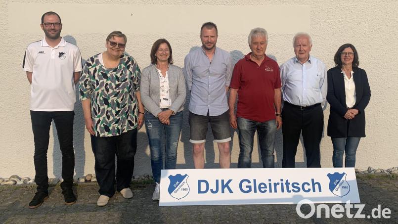 Vorsitzender Heinz Arbter (links) und der Vizepräsident des DJK Landesverbandes Sigi Balk (Zweiter von rechts) ehrten zahlreiche Mitglieder für ihre langjährige Treue. Bild: Susanne Gschrey/exb