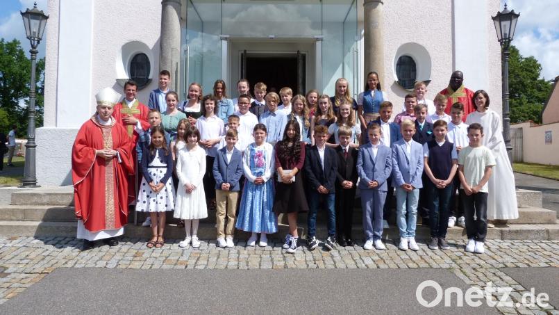 Die Firmlinge der Pfarreiengemeinschaft Mantel-Neunkirchen bei der Firmung in St. Dionysius in Neunkirchen mit Weihbischof Reinhard Pappenberger, Pfarrer Thomas Kohlhepp, Pfarrvikar Robert Amandu und Gemeindereferentin Franziska Bösl Bild: hok