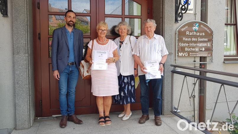 Bürgermeister Armin Bulenda (links) dankt Martina Lange (Zweite von links) für den 55. Aufenthalt in Moosbach und Johann Heide (rechts) für den 15. Aufenthalt, die in Begleitung gekommen sind. Bild: gi