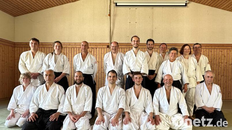 Das Bild zeigt die Trainingsgruppe in Premenreuth zusammen mit den Prüflingen, Valerii Carlov (vorne sitzend, Dritter von links), Dergah Durmaz (vorne sitzend, Vierter von links), Nikolai König (vorne sitzend, Fünfter von links) und Thomas Schedl (vorne sitzend, Sechster von links). Bild: Karlheinz König/exb