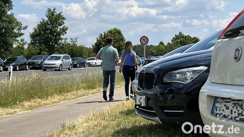Parkplätze gab es hier eigentlich nicht: Die Besucher des Tags der Bundeswehr in der Schweppermannkaserne stellten ihre Autos trotzdem entlang der B 85 (im Hintergrund) und auch neben dem Geh- und Radweg (im Vordergrund) ab. Bild: Heike Unger
