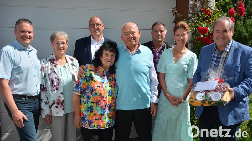 Seinen 80. Geburtstag feierte am Mittwoch Artur Kechter (Mitte). Es gratulierten (von links) Sohn Robert, Schwägerin Gisela, Neffe Bernd, Lebensgefährtin Domenica, Neffe Richard, Tochter Pamela und Dritter Bürgermeister Josef Schwägerl. Bild: jr